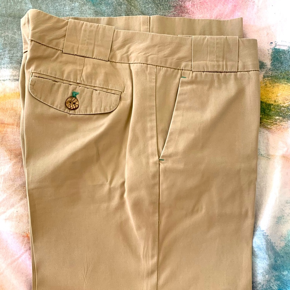 Gap, straight leg chino w/ button pockets. Size 8